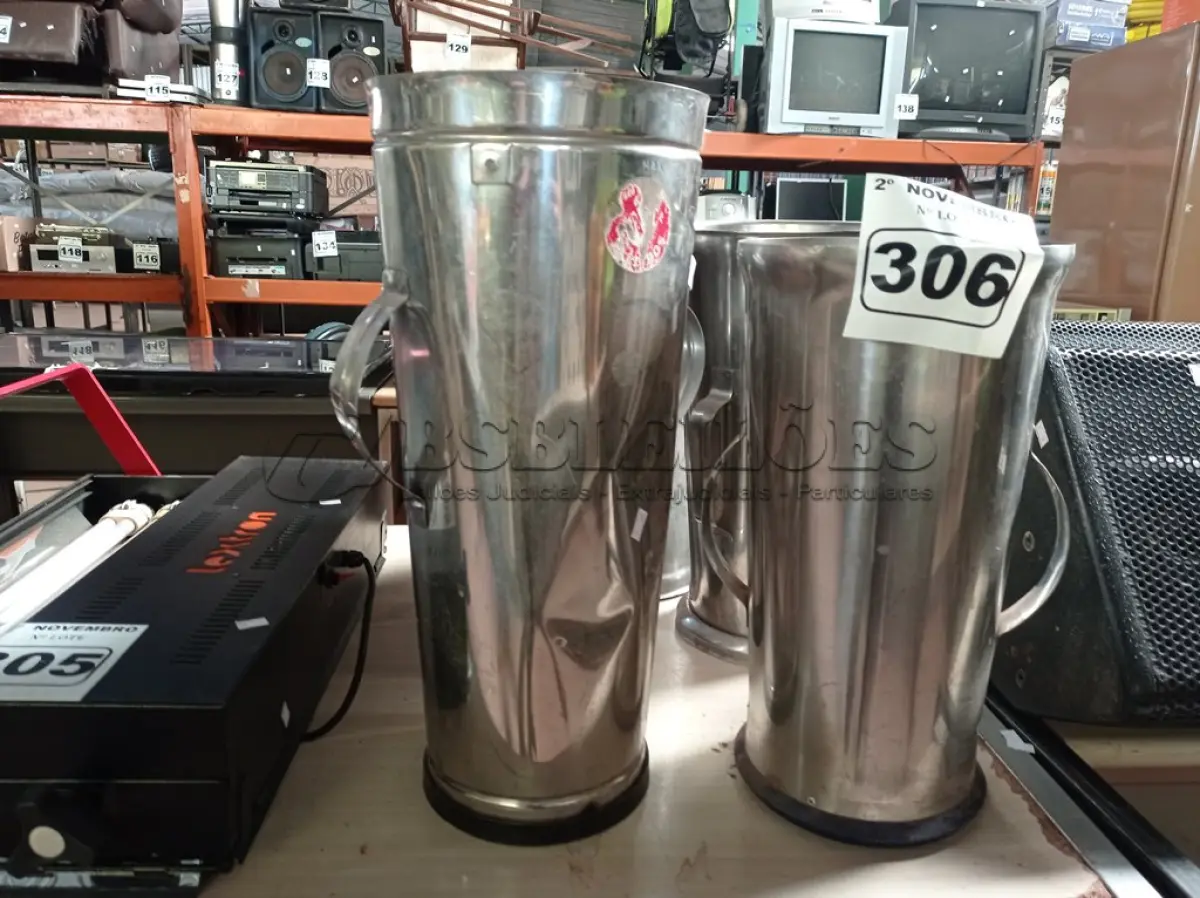 LOTE 306 - 05 COPOS DE LIQUIDIFICADOR INDUSTRIAL. (NO ESTADO) ATENÇÃO! FAZER A VISITAÇÃO ANTES DE ARREMATAR, NÃO SABEMOS SE FUNCIONA. LEILÃO NÃO TEM GARANTIA E NEM DEVOLUÇÃO, SUJEITO A POSSÍVEIS AVARIAS VISÍVEIS/OCULTAS E/OU AUSÊNCIA DE COMPONENTES.