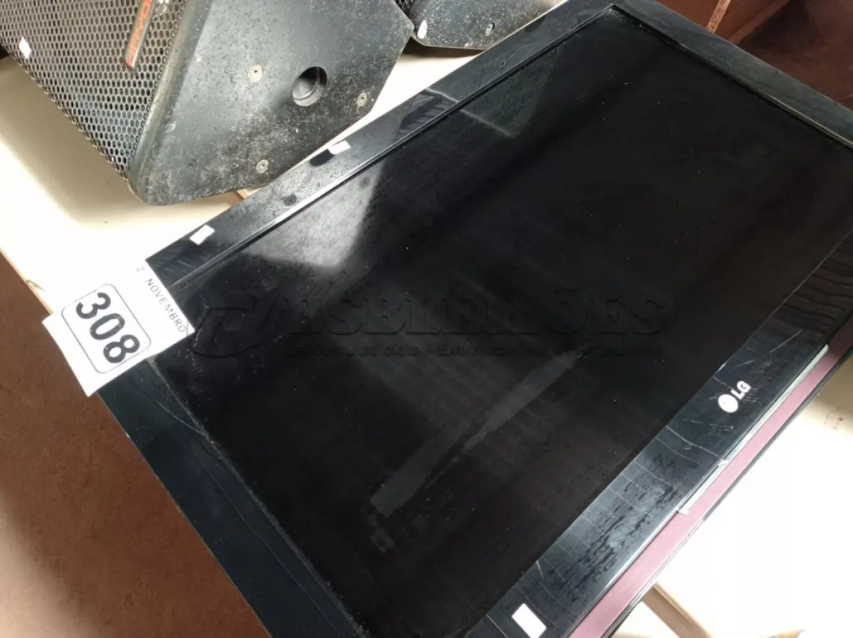 LOTE 308 - 01 TV LG 32” POL. (NO ESTADO) ATENÇÃO! FAZER A VISITAÇÃO ANTES DE ARREMATAR, NÃO SABEMOS SE FUNCIONA. LEILÃO NÃO TEM GARANTIA E NEM DEVOLUÇÃO, SUJEITO A POSSÍVEIS AVARIAS VISÍVEIS/OCULTAS E/OU AUSÊNCIA DE COMPONENTES.