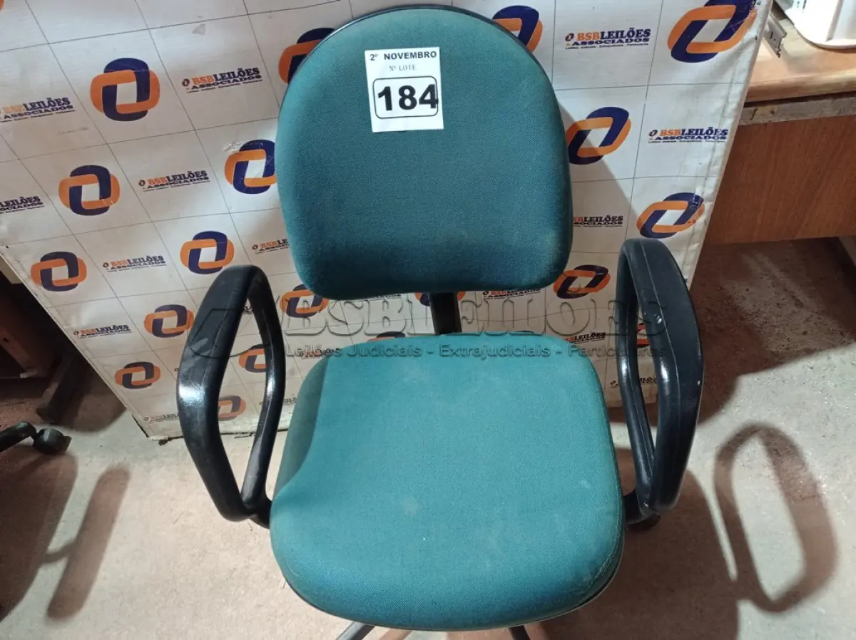 LOTE 184 - 01 CADEIRA DE ESCRITÓRIO COM BASE GIRATÓRIA. (NO ESTADO) ATENÇÃO! FAZER A VISITAÇÃO ANTES DE ARREMATAR, NÃO SABEMOS SE FUNCIONA. LEILÃO NÃO TEM GARANTIA E NEM DEVOLUÇÃO, SUJEITO A POSSÍVEIS AVARIAS VISÍVEIS/OCULTAS E/OU AUSÊNCIA DE COMPONENTES.