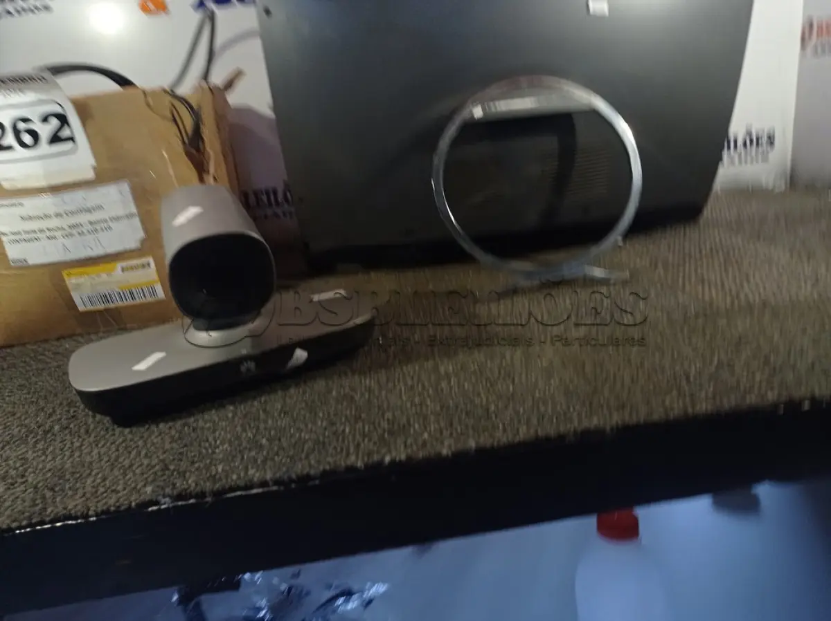 LOTE 262 - 01 APARELHO DE VIDEOCONFERÊNCIA. (NO ESTADO) ATENÇÃO! FAZER A VISITAÇÃO ANTES DE ARREMATAR, NÃO SABEMOS SE FUNCIONA. LEILÃO NÃO TEM GARANTIA E NEM DEVOLUÇÃO, SUJEITO A POSSÍVEIS AVARIAS VISÍVEIS/OCULTAS E/OU AUSÊNCIA DE COMPONENTES.