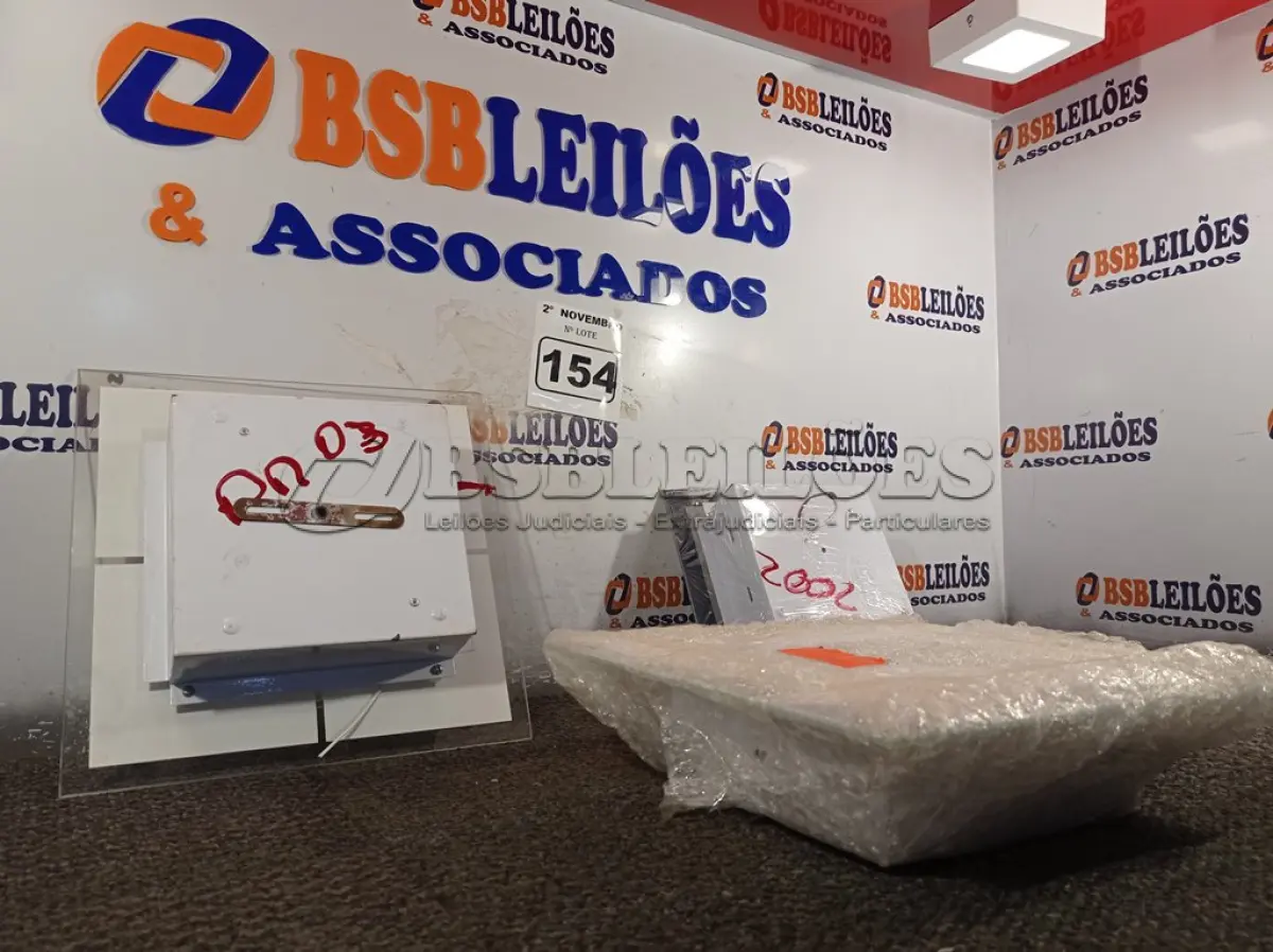LOTE 154 - 03 LUMINÁRIAS DE EMBUTIR. (NO ESTADO) ATENÇÃO! FAZER A VISITAÇÃO ANTES DE ARREMATAR, NÃO SABEMOS SE FUNCIONA. LEILÃO NÃO TEM GARANTIA E NEM DEVOLUÇÃO, SUJEITO A POSSÍVEIS AVARIAS VISÍVEIS/OCULTAS E/OU AUSÊNCIA DE COMPONENTES.