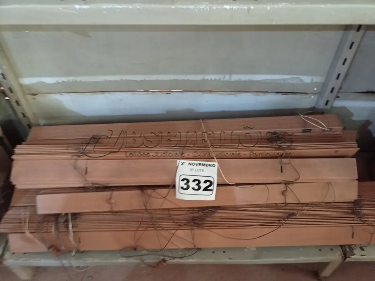 LOTE 332 - 01 LOTE COM VÁRIAS PERSIANAS DE MADEIRA. (NO ESTADO) ATENÇÃO! FAZER A VISITAÇÃO ANTES DE ARREMATAR, NÃO SABEMOS SE FUNCIONA. LEILÃO NÃO TEM GARANTIA E NEM DEVOLUÇÃO, SUJEITO A POSSÍVEIS AVARIAS VISÍVEIS/OCULTAS E/OU AUSÊNCIA DE COMPONENTES.