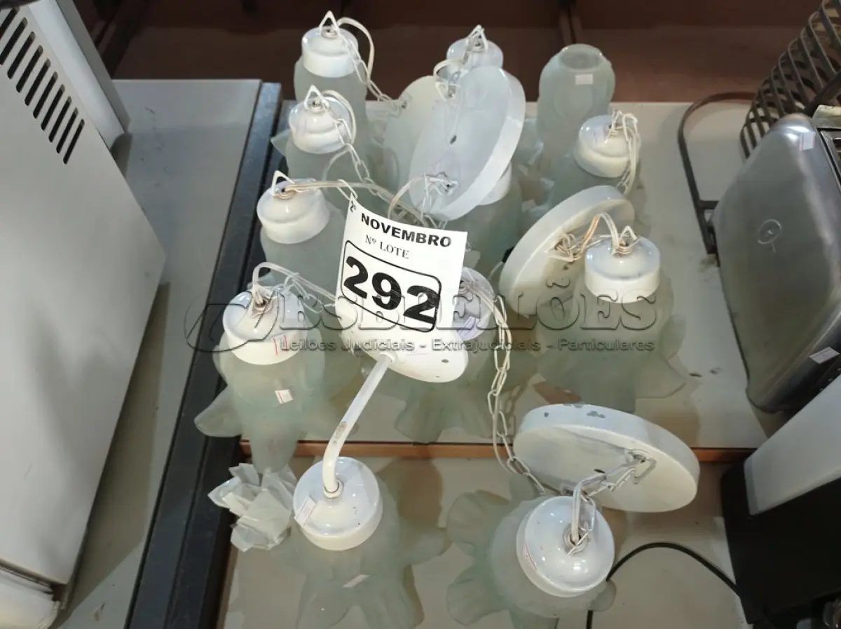 LOTE 292 - 01 LOTE COM VÁRIAS LUMINÁRIAS DE TETO. (NO ESTADO) ATENÇÃO! FAZER A VISITAÇÃO ANTES DE ARREMATAR, NÃO SABEMOS SE FUNCIONA. LEILÃO NÃO TEM GARANTIA E NEM DEVOLUÇÃO, SUJEITO A POSSÍVEIS AVARIAS VISÍVEIS/OCULTAS E/OU AUSÊNCIA DE COMPONENTES.