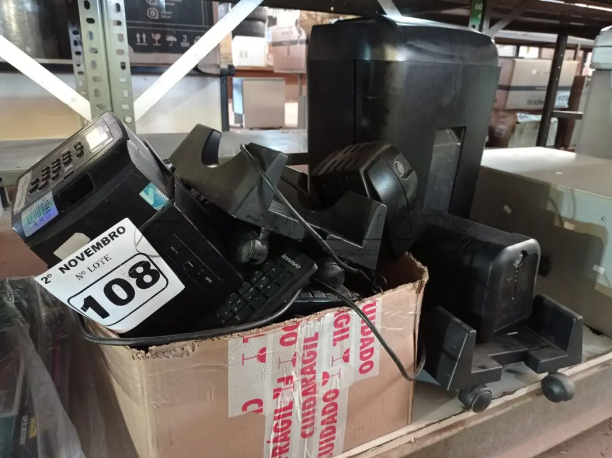 LOTE 108 - 01 FRAGMENTADORA DE PAPEL, 01 RELÓGIO DE PONTO, 02 ESTABILIZADORES VÁRIOS TECLADOS PARA PC E APARELHOS DE TELEFONE MARCAS E MODELOS DIVERSOS. (NO ESTADO) ATENÇÃO! FAZER A VISITAÇÃO ANTES DE ARREMATAR, NÃO SABEMOS SE FUNCIONA. LEILÃO NÃO TEM GARANTIA E NEM DEVOLUÇÃO, SUJEITO A POSSÍVEIS AVARIAS VISÍVEIS/OCULTAS E/OU AUSÊNCIA DE COMPONENTES.