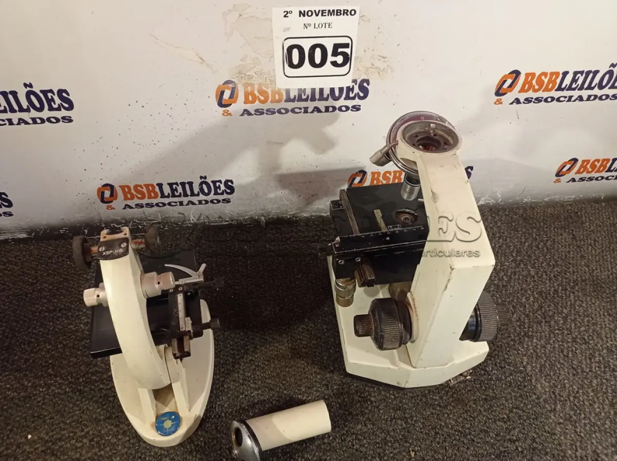 LOTE 005 - 02 BASES DE MICROSCÓPIO. (NO ESTADO) ATENÇÃO! FAZER A VISITAÇÃO ANTES DE ARREMATAR, NÃO SABEMOS SE FUNCIONA. LEILÃO NÃO TEM GARANTIA E NEM DEVOLUÇÃO, SUJEITO A POSSÍVEIS AVARIAS VISÍVEIS/OCULTAS E/OU AUSÊNCIA DE COMPONENTES.