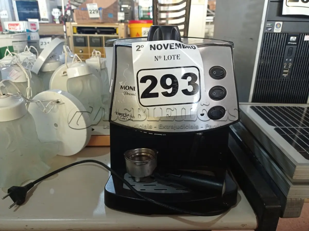 LOTE 293 - 01 CAFETEIRA, 01 TORRADEIRA E 01 PORTA CD. (NO ESTADO) ATENÇÃO! FAZER A VISITAÇÃO ANTES DE ARREMATAR, NÃO SABEMOS SE FUNCIONA. LEILÃO NÃO TEM GARANTIA E NEM DEVOLUÇÃO, SUJEITO A POSSÍVEIS AVARIAS VISÍVEIS/OCULTAS E/OU AUSÊNCIA DE COMPONENTES.