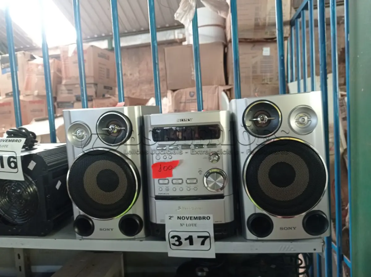 LOTE 317 - 01 APARELHO DE SOM 3X1 MARCA SONY. (NO ESTADO) ATENÇÃO! FAZER A VISITAÇÃO ANTES DE ARREMATAR, NÃO SABEMOS SE FUNCIONA. LEILÃO NÃO TEM GARANTIA E NEM DEVOLUÇÃO, SUJEITO A POSSÍVEIS AVARIAS VISÍVEIS/OCULTAS E/OU AUSÊNCIA DE COMPONENTES.
