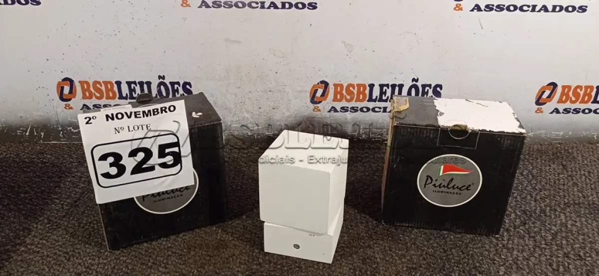 LOTE 325 - 03 ARANDELAS RETANGULARES. (NO ESTADO) ATENÇÃO! FAZER A VISITAÇÃO ANTES DE ARREMATAR, NÃO SABEMOS SE FUNCIONA. LEILÃO NÃO TEM GARANTIA E NEM DEVOLUÇÃO, SUJEITO A POSSÍVEIS AVARIAS VISÍVEIS/OCULTAS E/OU AUSÊNCIA DE COMPONENTES.