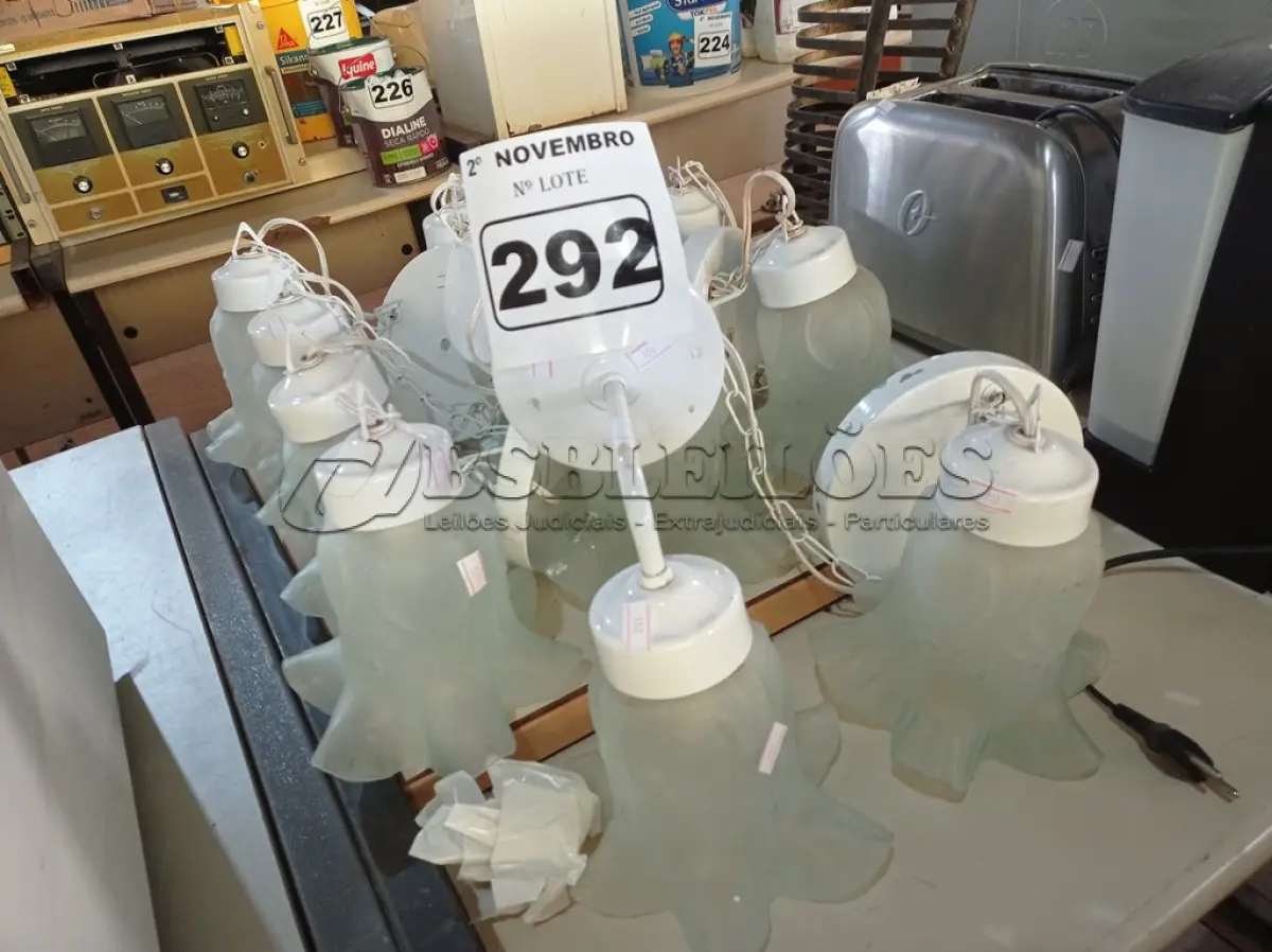 LOTE 292 - 01 LOTE COM VÁRIAS LUMINÁRIAS DE TETO. (NO ESTADO) ATENÇÃO! FAZER A VISITAÇÃO ANTES DE ARREMATAR, NÃO SABEMOS SE FUNCIONA. LEILÃO NÃO TEM GARANTIA E NEM DEVOLUÇÃO, SUJEITO A POSSÍVEIS AVARIAS VISÍVEIS/OCULTAS E/OU AUSÊNCIA DE COMPONENTES.