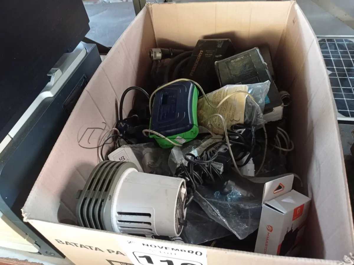 LOTE 119 - 01 LOTE COM PERIFÉRICOS DIVERSOS. (NO ESTADO) ATENÇÃO! FAZER A VISITAÇÃO ANTES DE ARREMATAR, NÃO SABEMOS SE FUNCIONA. LEILÃO NÃO TEM GARANTIA E NEM DEVOLUÇÃO, SUJEITO A POSSÍVEIS AVARIAS VISÍVEIS/OCULTAS E/OU AUSÊNCIA DE COMPONENTES.