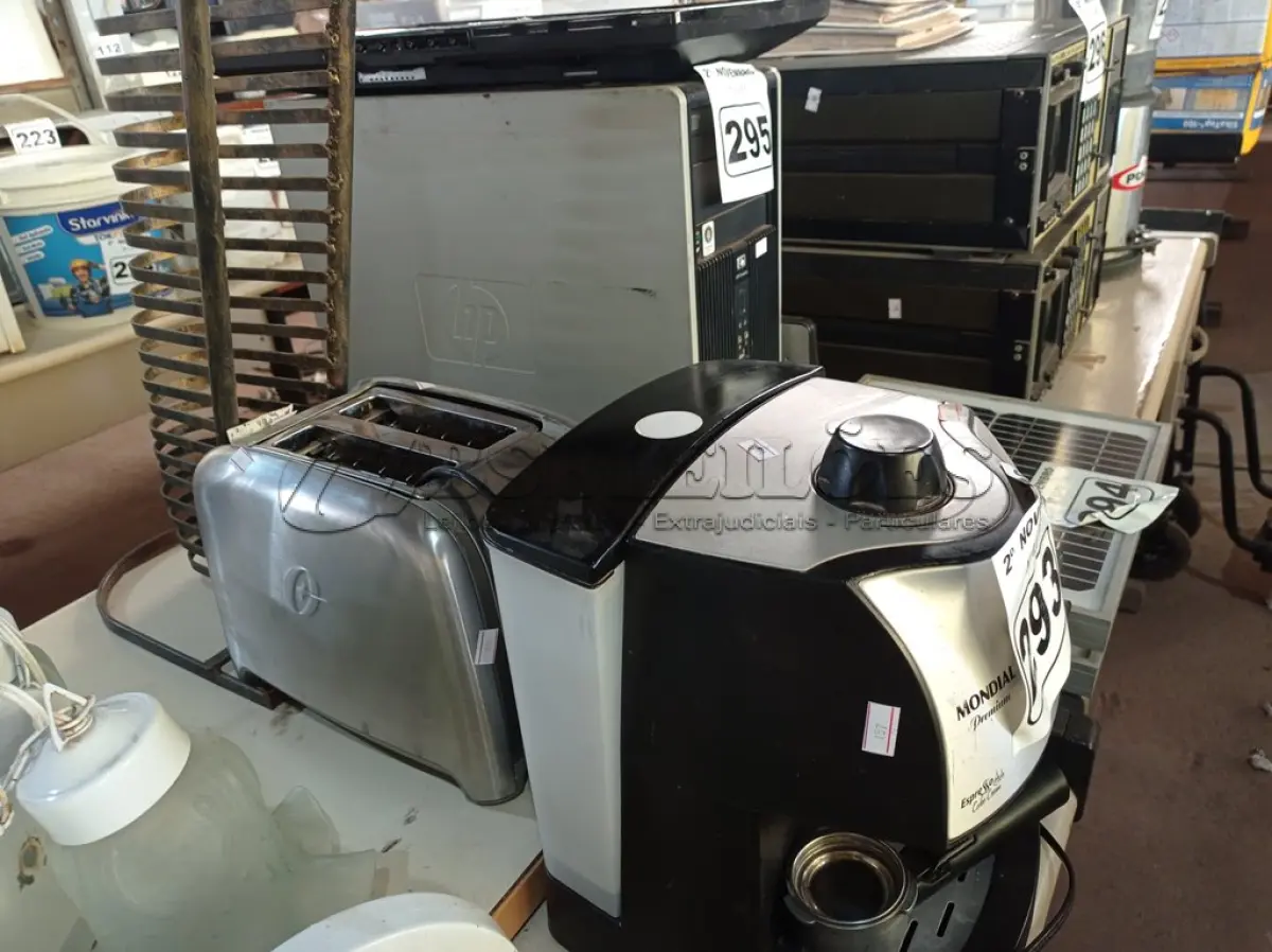 LOTE 293 - 01 CAFETEIRA, 01 TORRADEIRA E 01 PORTA CD. (NO ESTADO) ATENÇÃO! FAZER A VISITAÇÃO ANTES DE ARREMATAR, NÃO SABEMOS SE FUNCIONA. LEILÃO NÃO TEM GARANTIA E NEM DEVOLUÇÃO, SUJEITO A POSSÍVEIS AVARIAS VISÍVEIS/OCULTAS E/OU AUSÊNCIA DE COMPONENTES.
