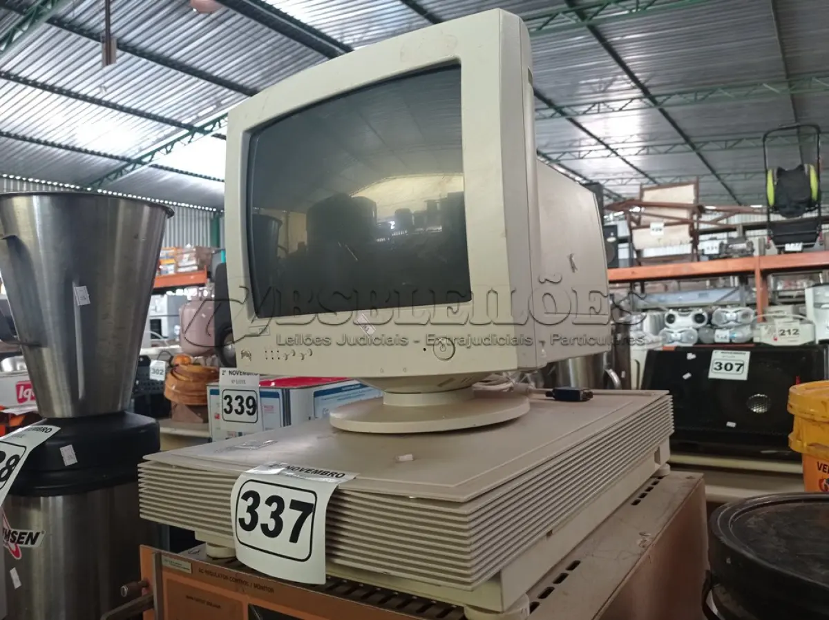 LOTE 337 - 01 MONITOR DE TUBO, 01 SCANNER E 01 APARELHO AC REGULADOR CONTROL/MONITOR MODELO P100A. (NO ESTADO) ATENÇÃO! FAZER A VISITAÇÃO ANTES DE ARREMATAR, NÃO SABEMOS SE FUNCIONA. LEILÃO NÃO TEM GARANTIA E NEM DEVOLUÇÃO, SUJEITO A POSSÍVEIS AVARIAS VISÍVEIS/OCULTAS E/OU AUSÊNCIA DE COMPONENTES.