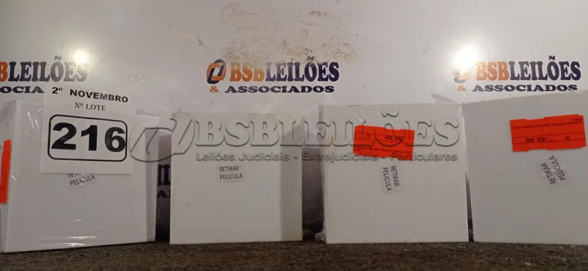 LOTE 216 - 04 LUMINÁRIAS DE SOBREPOR EM ACRÍLICO. (NO ESTADO) ATENÇÃO! FAZER A VISITAÇÃO ANTES DE ARREMATAR, NÃO SABEMOS SE FUNCIONA. LEILÃO NÃO TEM GARANTIA E NEM DEVOLUÇÃO, SUJEITO A POSSÍVEIS AVARIAS VISÍVEIS/OCULTAS E/OU AUSÊNCIA DE COMPONENTES.