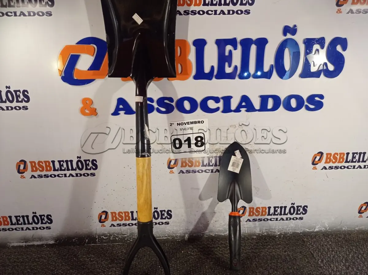 LOTE 018 - 02 PÁS PARA JARDINAGEM. (NO ESTADO) ATENÇÃO! FAZER A VISITAÇÃO ANTES DE ARREMATAR, NÃO SABEMOS SE FUNCIONA. LEILÃO NÃO TEM GARANTIA E NEM DEVOLUÇÃO, SUJEITO A POSSÍVEIS AVARIAS VISÍVEIS/OCULTAS E/OU AUSÊNCIA DE COMPONENTES.