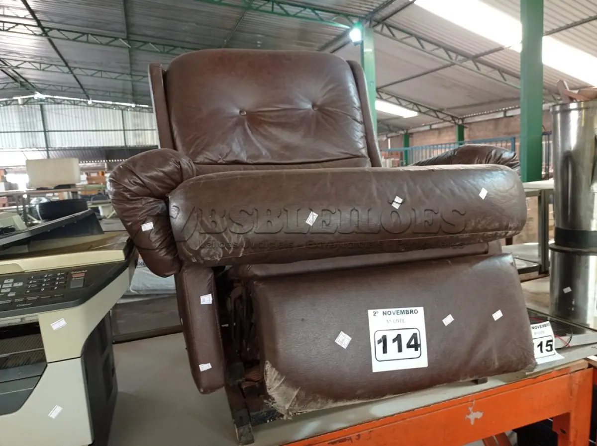 LOTE 114 - 01 POLTRONA DO PAPAI. (NO ESTADO) ATENÇÃO! FAZER A VISITAÇÃO ANTES DE ARREMATAR, NÃO SABEMOS SE FUNCIONA. LEILÃO NÃO TEM GARANTIA E NEM DEVOLUÇÃO, SUJEITO A POSSÍVEIS AVARIAS VISÍVEIS/OCULTAS E/OU AUSÊNCIA DE COMPONENTES.
