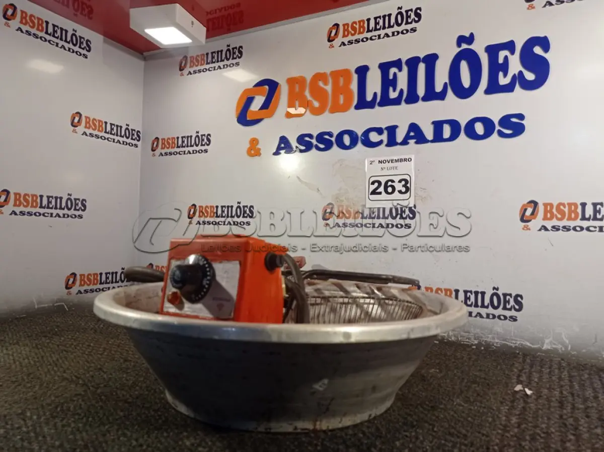 LOTE 263 - 01 FRITADEIRA ELÉTRICA MARCA PRÓGAS. (NO ESTADO) ATENÇÃO! FAZER A VISITAÇÃO ANTES DE ARREMATAR, NÃO SABEMOS SE FUNCIONA. LEILÃO NÃO TEM GARANTIA E NEM DEVOLUÇÃO, SUJEITO A POSSÍVEIS AVARIAS VISÍVEIS/OCULTAS E/OU AUSÊNCIA DE COMPONENTES.