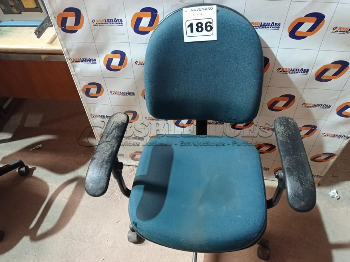 LOTE 186 - 01 CADEIRA DE ESCRITÓRIO COM BASE GIRATÓRIA. (NO ESTADO) ATENÇÃO! FAZER A VISITAÇÃO ANTES DE ARREMATAR, NÃO SABEMOS SE FUNCIONA. LEILÃO NÃO TEM GARANTIA E NEM DEVOLUÇÃO, SUJEITO A POSSÍVEIS AVARIAS VISÍVEIS/OCULTAS E/OU AUSÊNCIA DE COMPONENTES.
