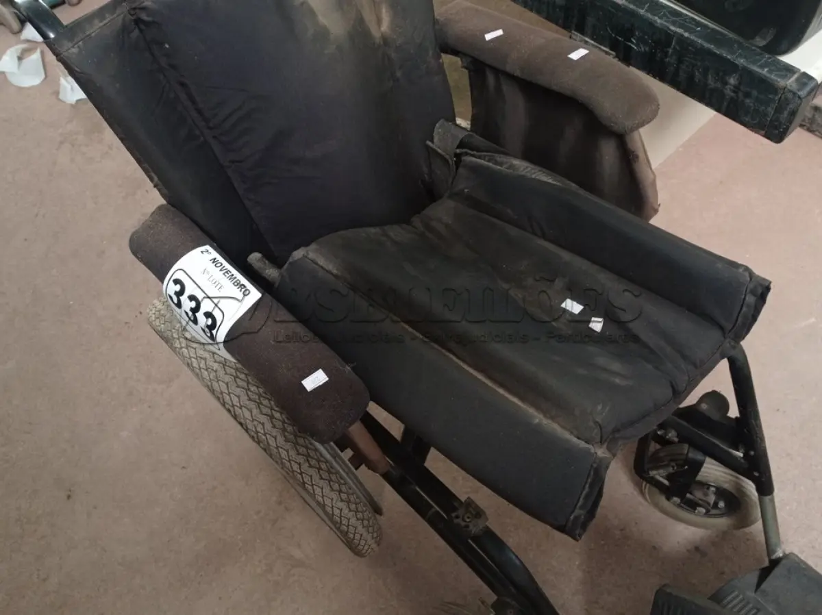LOTE 333 - 01 CADEIRA DE RODAS. (NO ESTADO) ATENÇÃO! FAZER A VISITAÇÃO ANTES DE ARREMATAR, NÃO SABEMOS SE FUNCIONA. LEILÃO NÃO TEM GARANTIA E NEM DEVOLUÇÃO, SUJEITO A POSSÍVEIS AVARIAS VISÍVEIS/OCULTAS E/OU AUSÊNCIA DE COMPONENTES.