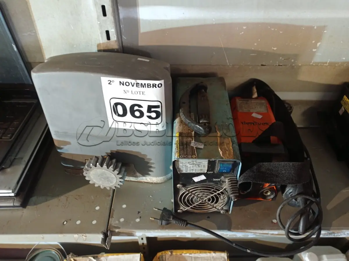 LOTE 065 - 01 MOTOR DE PORTÃO, 02 MAQUINAS DE SOLDA E 01 ESMERILHADEIRA MARCAS E MODELOS DIVERSOS PARA RETIRADA DE PEÇAS. (NO ESTADO) ATENÇÃO! FAZER A VISITAÇÃO ANTES DE ARREMATAR, NÃO SABEMOS SE FUNCIONA. LEILÃO NÃO TEM GARANTIA E NEM DEVOLUÇÃO, SUJEITO A POSSÍVEIS AVARIAS VISÍVEIS/OCULTAS E/OU AUSÊNCIA DE COMPONENTES.