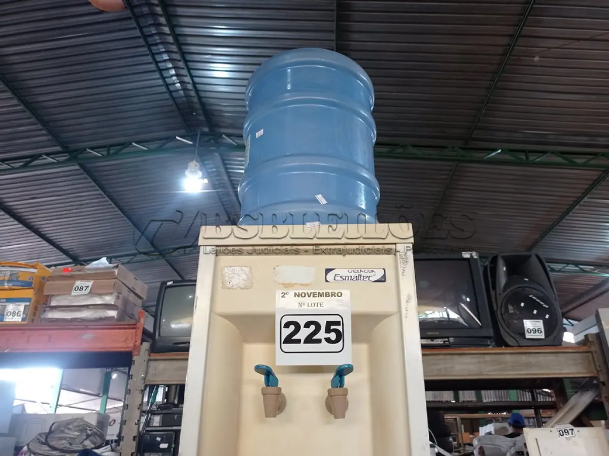 LOTE 225 - 01 BEBEDOURO PARA GARRAFÃO MARCA ESMALTEC 220V. (NO ESTADO) ATENÇÃO! FAZER A VISITAÇÃO ANTES DE ARREMATAR, NÃO SABEMOS SE FUNCIONA. LEILÃO NÃO TEM GARANTIA E NEM DEVOLUÇÃO, SUJEITO A POSSÍVEIS AVARIAS VISÍVEIS/OCULTAS E/OU AUSÊNCIA DE COMPONENTES.
