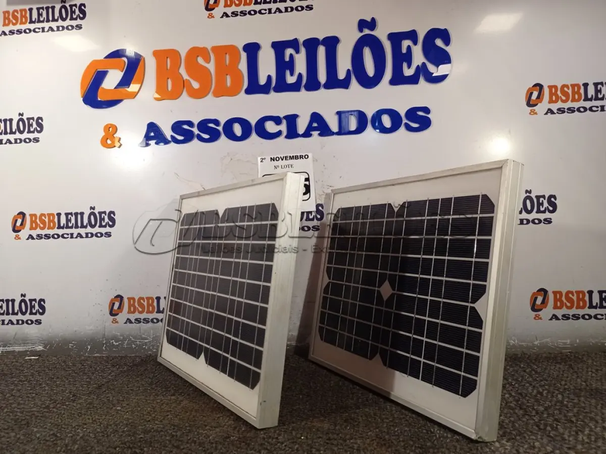 LOTE 085 - 02 PAINÉIS FOTOVOLTAICOS 18V 10W. (NO ESTADO) ATENÇÃO! FAZER A VISITAÇÃO ANTES DE ARREMATAR, NÃO SABEMOS SE FUNCIONA. LEILÃO NÃO TEM GARANTIA E NEM DEVOLUÇÃO, SUJEITO A POSSÍVEIS AVARIAS VISÍVEIS/OCULTAS E/OU AUSÊNCIA DE COMPONENTES.