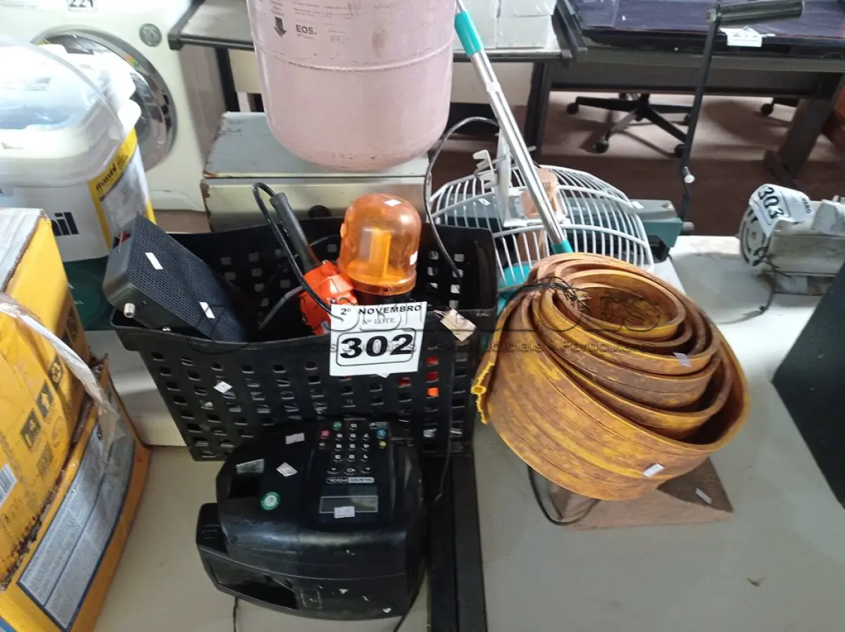 LOTE 302 - 01 LOTE COM MATERIAIS DIVERSOS. (NO ESTADO) ATENÇÃO! FAZER A VISITAÇÃO ANTES DE ARREMATAR, NÃO SABEMOS SE FUNCIONA. LEILÃO NÃO TEM GARANTIA E NEM DEVOLUÇÃO, SUJEITO A POSSÍVEIS AVARIAS VISÍVEIS/OCULTAS E/OU AUSÊNCIA DE COMPONENTES.