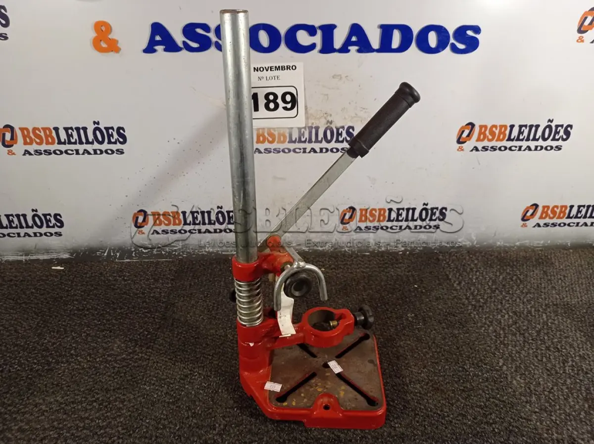 LOTE 189 - 01 SUPORTE PARA FURADEIRA DE BANCADA. (NO ESTADO) ATENÇÃO! FAZER A VISITAÇÃO ANTES DE ARREMATAR, NÃO SABEMOS SE FUNCIONA. LEILÃO NÃO TEM GARANTIA E NEM DEVOLUÇÃO, SUJEITO A POSSÍVEIS AVARIAS VISÍVEIS/OCULTAS E/OU AUSÊNCIA DE COMPONENTES.