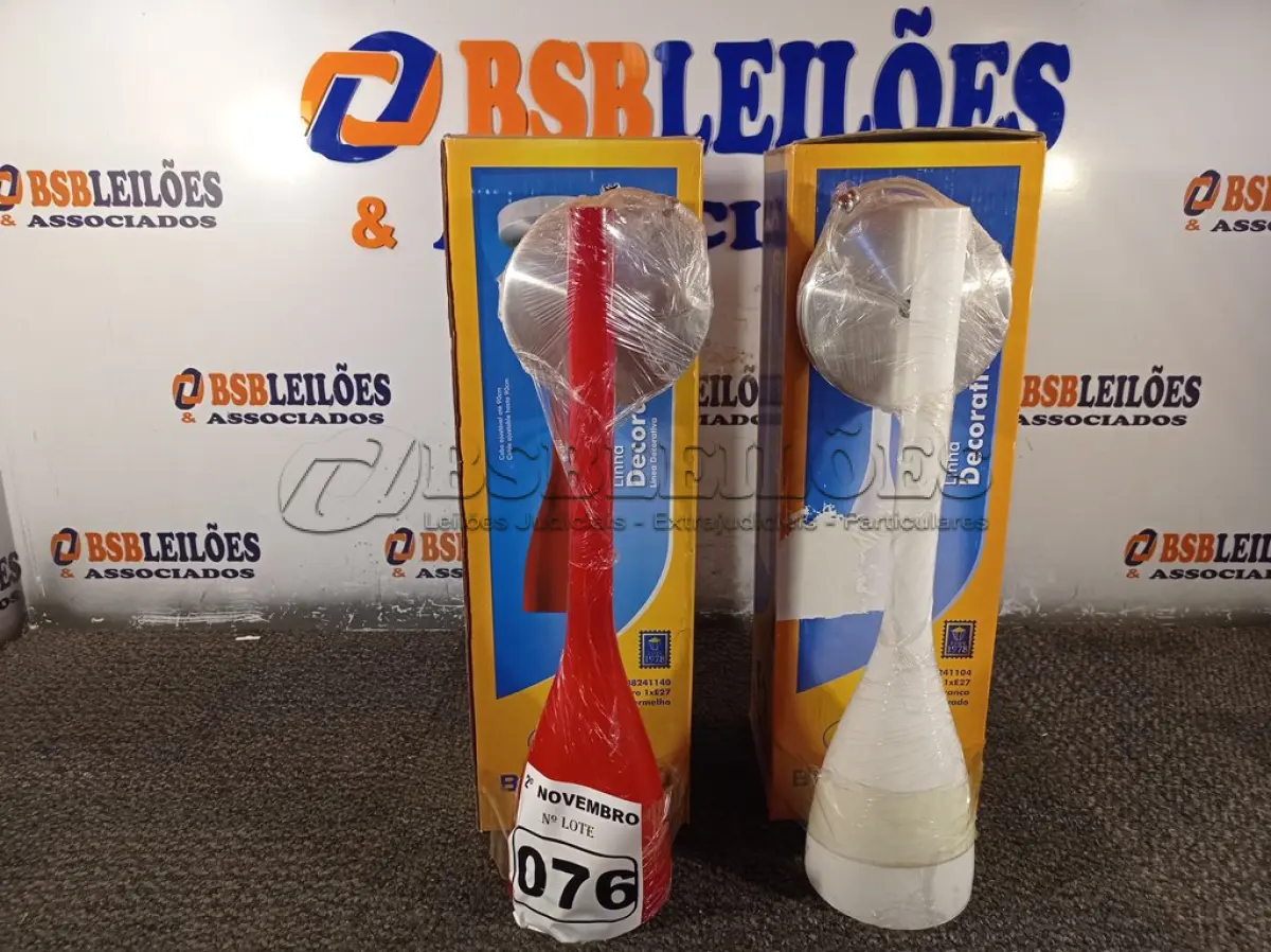LOTE 076 - 02 PENDENTES DE VIDRO 1XE27. (NO ESTADO) ATENÇÃO! FAZER A VISITAÇÃO ANTES DE ARREMATAR, NÃO SABEMOS SE FUNCIONA. LEILÃO NÃO TEM GARANTIA E NEM DEVOLUÇÃO, SUJEITO A POSSÍVEIS AVARIAS VISÍVEIS/OCULTAS E/OU AUSÊNCIA DE COMPONENTES.