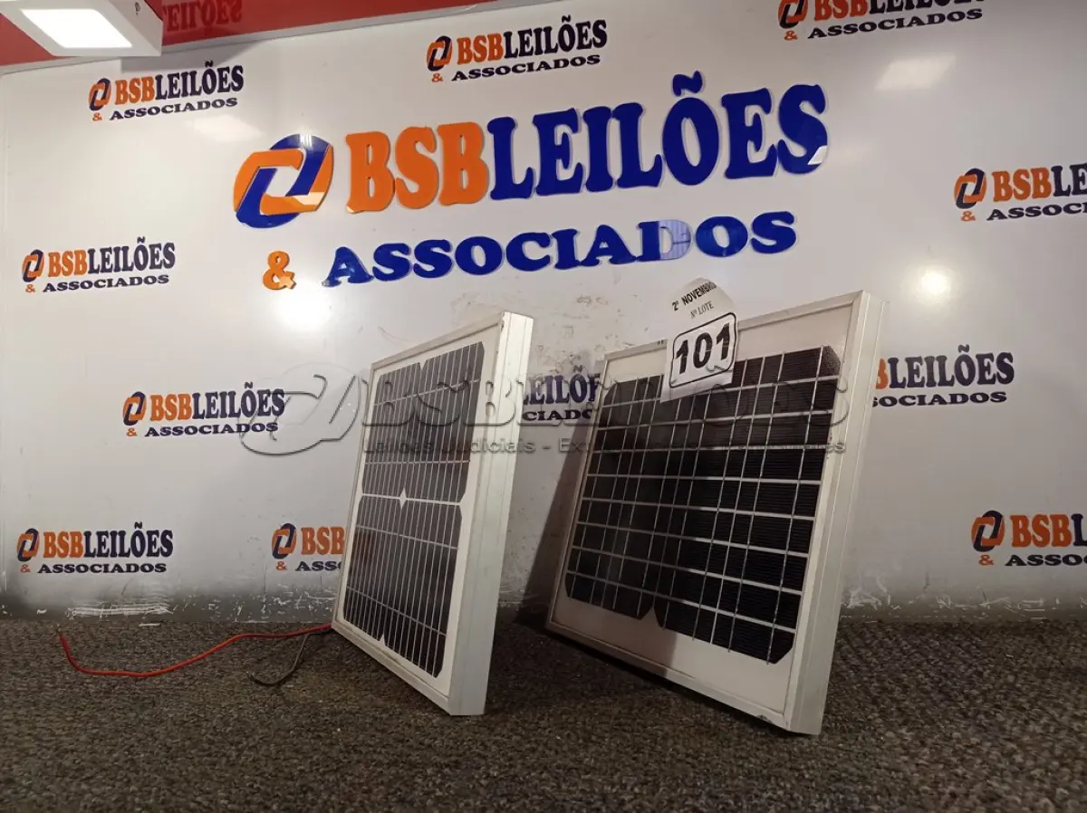 LOTE 101 - 02 PAINÉIS FOTOVOLTAICOS 18V 10W. (NO ESTADO) ATENÇÃO! FAZER A VISITAÇÃO ANTES DE ARREMATAR, NÃO SABEMOS SE FUNCIONA. LEILÃO NÃO TEM GARANTIA E NEM DEVOLUÇÃO, SUJEITO A POSSÍVEIS AVARIAS VISÍVEIS/OCULTAS E/OU AUSÊNCIA DE COMPONENTES.