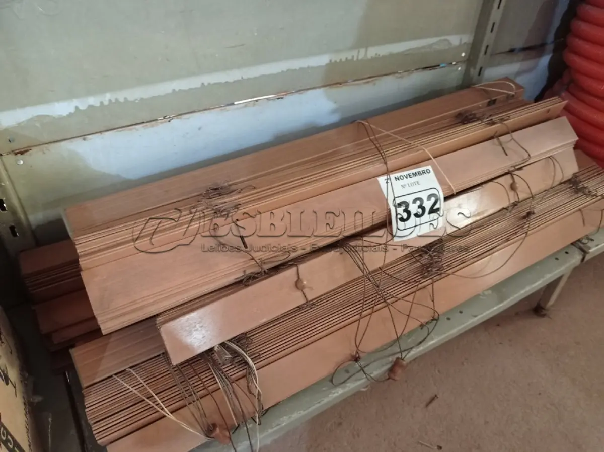 LOTE 332 - 01 LOTE COM VÁRIAS PERSIANAS DE MADEIRA. (NO ESTADO) ATENÇÃO! FAZER A VISITAÇÃO ANTES DE ARREMATAR, NÃO SABEMOS SE FUNCIONA. LEILÃO NÃO TEM GARANTIA E NEM DEVOLUÇÃO, SUJEITO A POSSÍVEIS AVARIAS VISÍVEIS/OCULTAS E/OU AUSÊNCIA DE COMPONENTES.