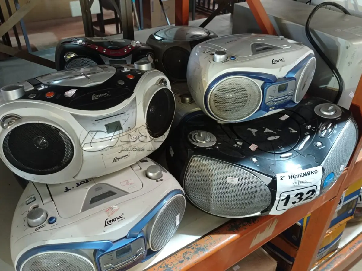 LOTE 132 - 10 APARELHOS DE SOM MARCAS E MODELOS DIVERSOS. (NO ESTADO) ATENÇÃO! FAZER A VISITAÇÃO ANTES DE ARREMATAR, NÃO SABEMOS SE FUNCIONA. LEILÃO NÃO TEM GARANTIA E NEM DEVOLUÇÃO, SUJEITO A POSSÍVEIS AVARIAS VISÍVEIS/OCULTAS E/OU AUSÊNCIA DE COMPONENTES.