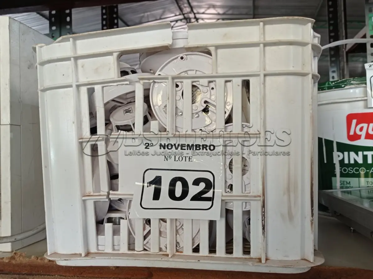 LOTE 102 - 01 LOTE COM GRANDE QUANTIDADE DETECTORES DE FUMAÇA. (NO ESTADO) ATENÇÃO! FAZER A VISITAÇÃO ANTES DE ARREMATAR, NÃO SABEMOS SE FUNCIONA. LEILÃO NÃO TEM GARANTIA E NEM DEVOLUÇÃO, SUJEITO A POSSÍVEIS AVARIAS VISÍVEIS/OCULTAS E/OU AUSÊNCIA DE COMPONENTES.