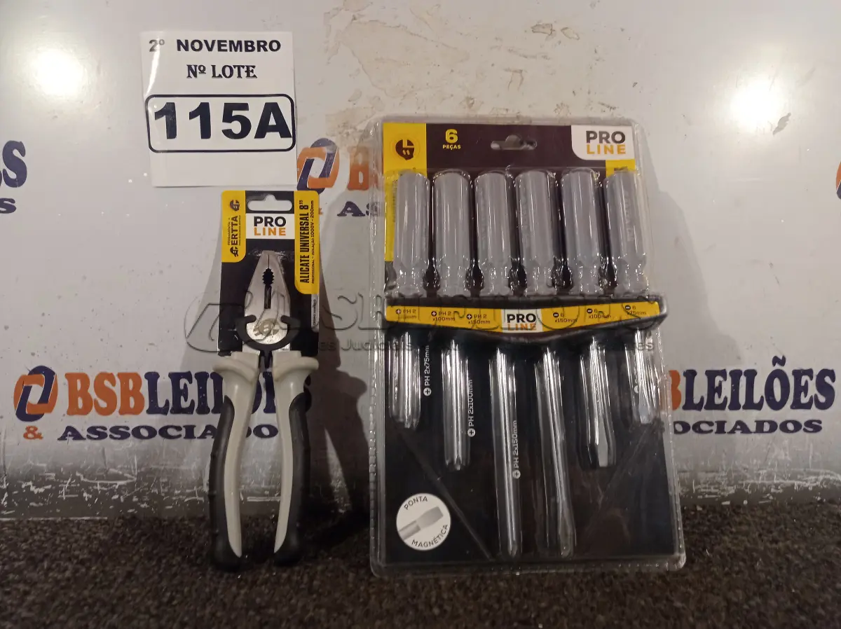 LOTE 115 - 01 KIT DE CHAVES FENDA/PHILIPS E 01 ALICATE UNIVERSAL 8”. (NO ESTADO) ATENÇÃO! FAZER A VISITAÇÃO ANTES DE ARREMATAR, NÃO SABEMOS SE FUNCIONA. LEILÃO NÃO TEM GARANTIA E NEM DEVOLUÇÃO, SUJEITO A POSSÍVEIS AVARIAS VISÍVEIS/OCULTAS E/OU AUSÊNCIA DE COMPONENTES.