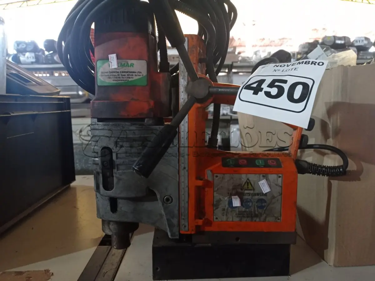 LOTE 450 - 01 FURADEIRA DE BASE MAGNÉTICA. (NO ESTADO) ATENÇÃO! FAZER A VISITAÇÃO ANTES DE ARREMATAR, NÃO SABEMOS SE FUNCIONA. LEILÃO NÃO TEM GARANTIA E NEM DEVOLUÇÃO, SUJEITO A POSSÍVEIS AVARIAS VISÍVEIS/OCULTAS E/OU AUSÊNCIA DE COMPONENTES.
