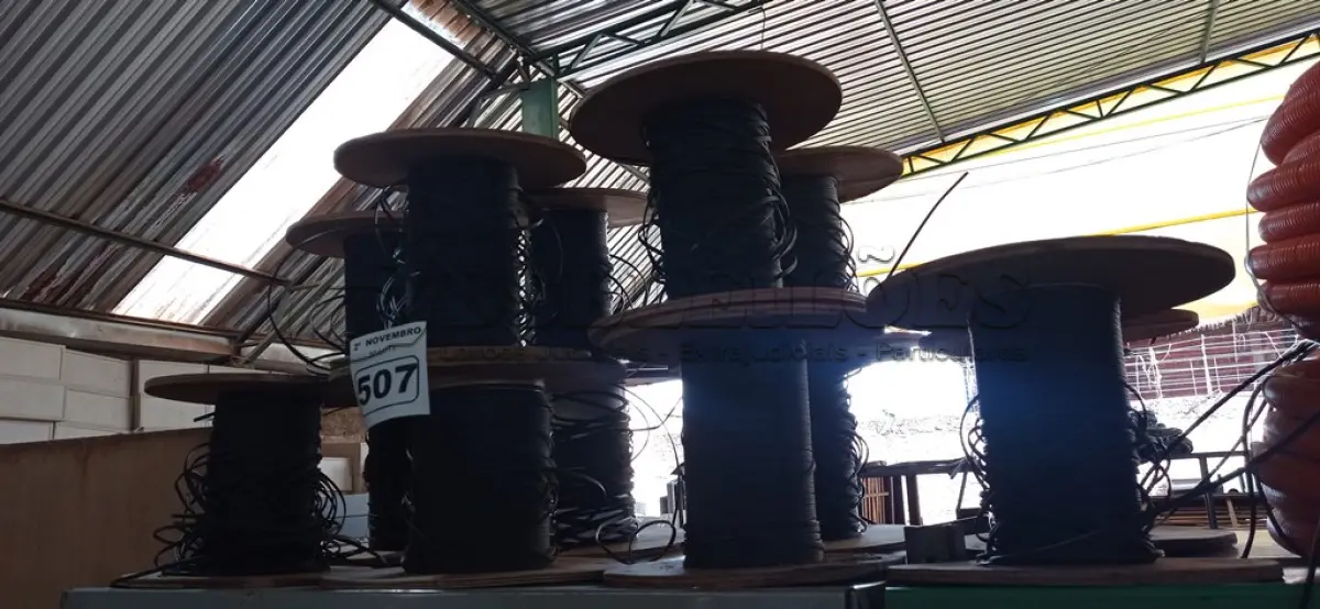 LOTE 507 - 01 LOTE COM VÁRIOS PEDAÇOS DE FIBRA ÓTICA. (NO ESTADO) ATENÇÃO! FAZER A VISITAÇÃO ANTES DE ARREMATAR, NÃO SABEMOS SE FUNCIONA. LEILÃO NÃO TEM GARANTIA E NEM DEVOLUÇÃO, SUJEITO A POSSÍVEIS AVARIAS VISÍVEIS/OCULTAS E/OU AUSÊNCIA DE COMPONENTES.