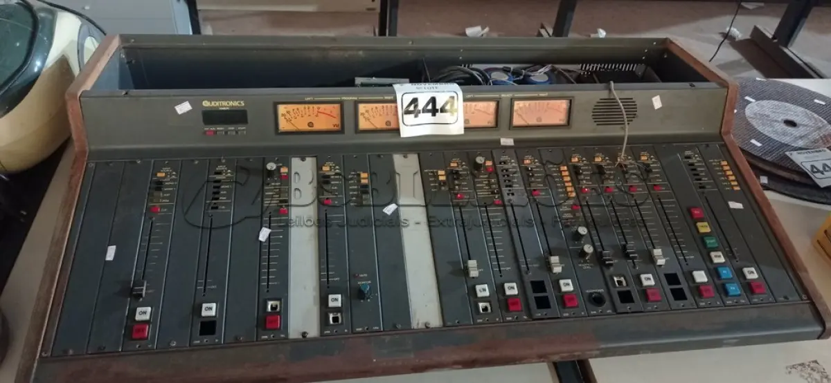 LOTE 444 - 01 MESA DE SOM PARA RÁDIO FM MARCA AUDIOTRONICS. (NO ESTADO) ATENÇÃO! FAZER A VISITAÇÃO ANTES DE ARREMATAR, NÃO SABEMOS SE FUNCIONA. LEILÃO NÃO TEM GARANTIA E NEM DEVOLUÇÃO, SUJEITO A POSSÍVEIS AVARIAS VISÍVEIS/OCULTAS E/OU AUSÊNCIA DE COMPONENTES.