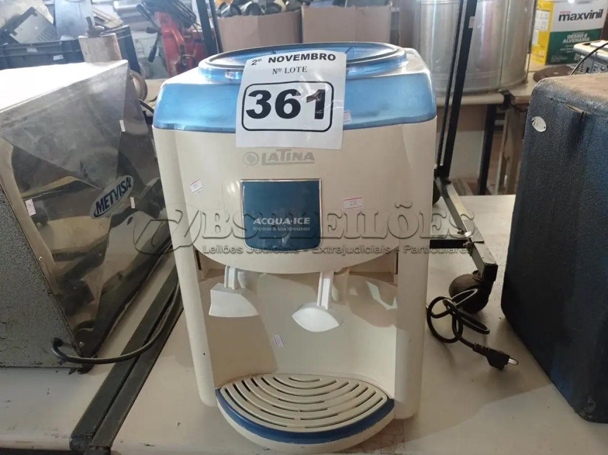 LOTE 361 - 01 BEBEDOURO PARA GARRAFÃO REFRIGERADO 220V. (NO ESTADO) ATENÇÃO! FAZER A VISITAÇÃO ANTES DE ARREMATAR, NÃO SABEMOS SE FUNCIONA. LEILÃO NÃO TEM GARANTIA E NEM DEVOLUÇÃO, SUJEITO A POSSÍVEIS AVARIAS VISÍVEIS/OCULTAS E/OU AUSÊNCIA DE COMPONENTES.