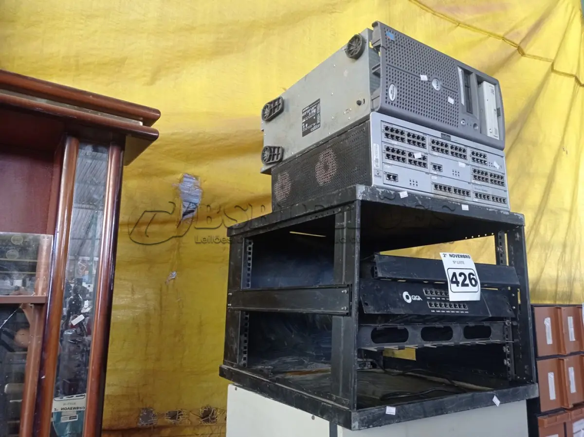 LOTE 426 - 01 CPU, 02 RACK’S E 02 SWITCHES MARCAS E MODELOS DIVERSOS. (NO ESTADO) ATENÇÃO! FAZER A VISITAÇÃO ANTES DE ARREMATAR, NÃO SABEMOS SE FUNCIONA. LEILÃO NÃO TEM GARANTIA E NEM DEVOLUÇÃO, SUJEITO A POSSÍVEIS AVARIAS VISÍVEIS/OCULTAS E/OU AUSÊNCIA DE COMPONENTES.