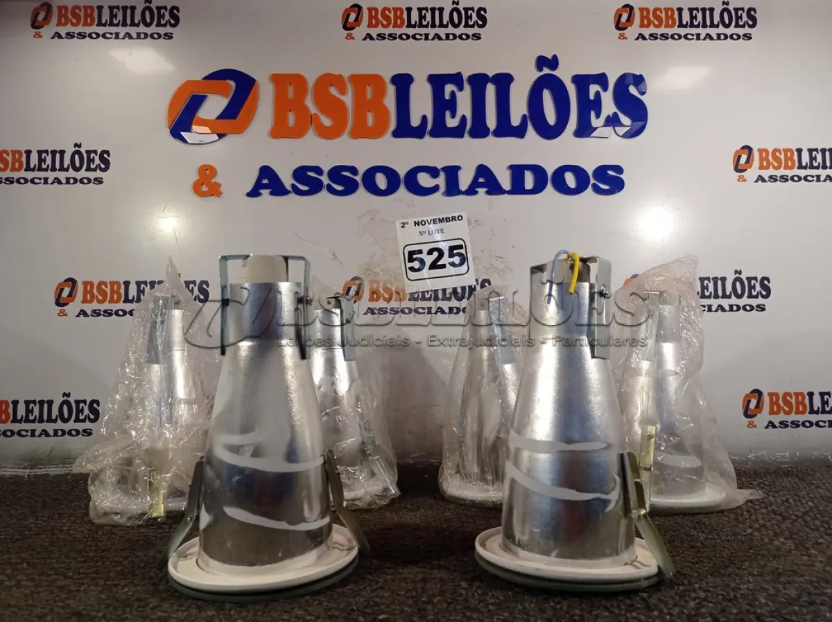 LOTE 525 - 06 LUMINÁRIAS DE EMBUTIR. (NO ESTADO) ATENÇÃO! FAZER A VISITAÇÃO ANTES DE ARREMATAR, NÃO SABEMOS SE FUNCIONA. LEILÃO NÃO TEM GARANTIA E NEM DEVOLUÇÃO, SUJEITO A POSSÍVEIS AVARIAS VISÍVEIS/OCULTAS E/OU AUSÊNCIA DE COMPONENTES.