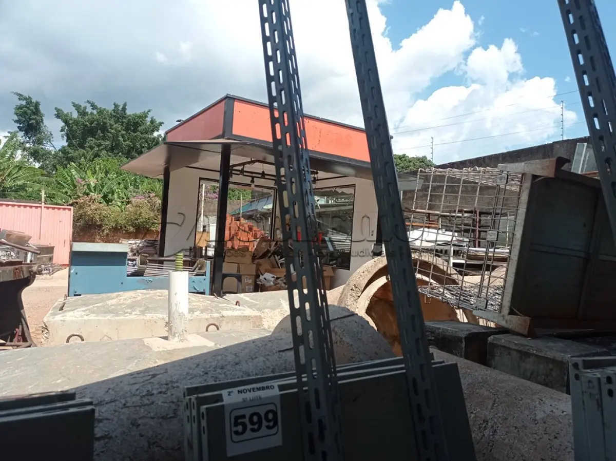 LOTE 599 - 01 ESTANTE DE FERRO DESMONTADA COM 04 PRATELEIRAS. (NO ESTADO) ATENÇÃO! FAZER A VISITAÇÃO ANTES DE ARREMATAR, NÃO SABEMOS SE FUNCIONA. LEILÃO NÃO TEM GARANTIA E NEM DEVOLUÇÃO, SUJEITO A POSSÍVEIS AVARIAS VISÍVEIS/OCULTAS E/OU AUSÊNCIA DE COMPONENTES.