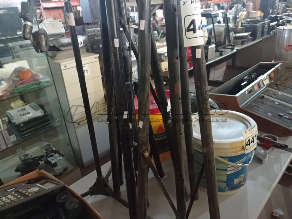 LOTE 440 - 04 TRIPÉS MARCAS E MODELOS DIVERSOS. (NO ESTADO) ATENÇÃO! FAZER A VISITAÇÃO ANTES DE ARREMATAR, NÃO SABEMOS SE FUNCIONA. LEILÃO NÃO TEM GARANTIA E NEM DEVOLUÇÃO, SUJEITO A POSSÍVEIS AVARIAS VISÍVEIS/OCULTAS E/OU AUSÊNCIA DE COMPONENTES.