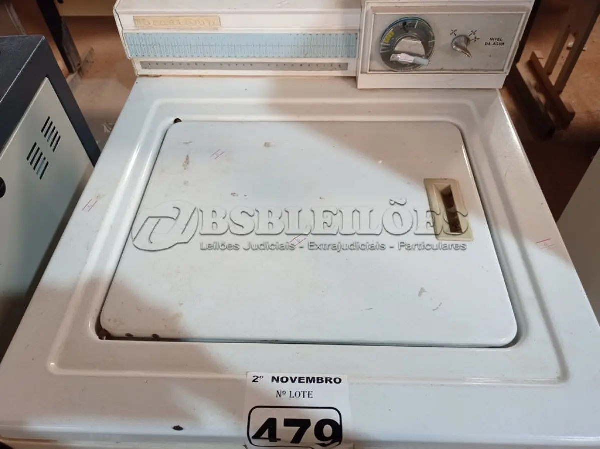 LOTE 479 - 01 MÁQUINA DE LAVAR ROUPAS. (NO ESTADO) ATENÇÃO! FAZER A VISITAÇÃO ANTES DE ARREMATAR, NÃO SABEMOS SE FUNCIONA. LEILÃO NÃO TEM GARANTIA E NEM DEVOLUÇÃO, SUJEITO A POSSÍVEIS AVARIAS VISÍVEIS/OCULTAS E/OU AUSÊNCIA DE COMPONENTES.