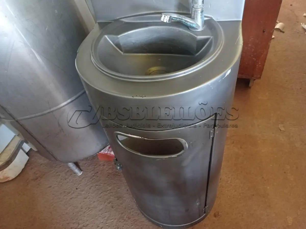 LOTE 428 - 01 TOTEM EM FIBRA DE VIDRO PARA HIGIENIZAÇÃO DAS MÃOS. (NO ESTADO) ATENÇÃO! FAZER A VISITAÇÃO ANTES DE ARREMATAR, NÃO SABEMOS SE FUNCIONA. LEILÃO NÃO TEM GARANTIA E NEM DEVOLUÇÃO, SUJEITO A POSSÍVEIS AVARIAS VISÍVEIS/OCULTAS E/OU AUSÊNCIA DE COMPONENTES.