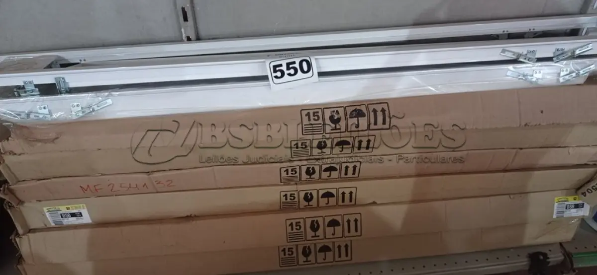 LOTE 550 - 06 LUMINÁRIAS DE EMBUTIR 1X40W+2 DICROICA MF-254132. (NO ESTADO) ATENÇÃO! FAZER A VISITAÇÃO ANTES DE ARREMATAR, NÃO SABEMOS SE FUNCIONA. LEILÃO NÃO TEM GARANTIA E NEM DEVOLUÇÃO, SUJEITO A POSSÍVEIS AVARIAS VISÍVEIS/OCULTAS E/OU AUSÊNCIA DE COMPONENTES.