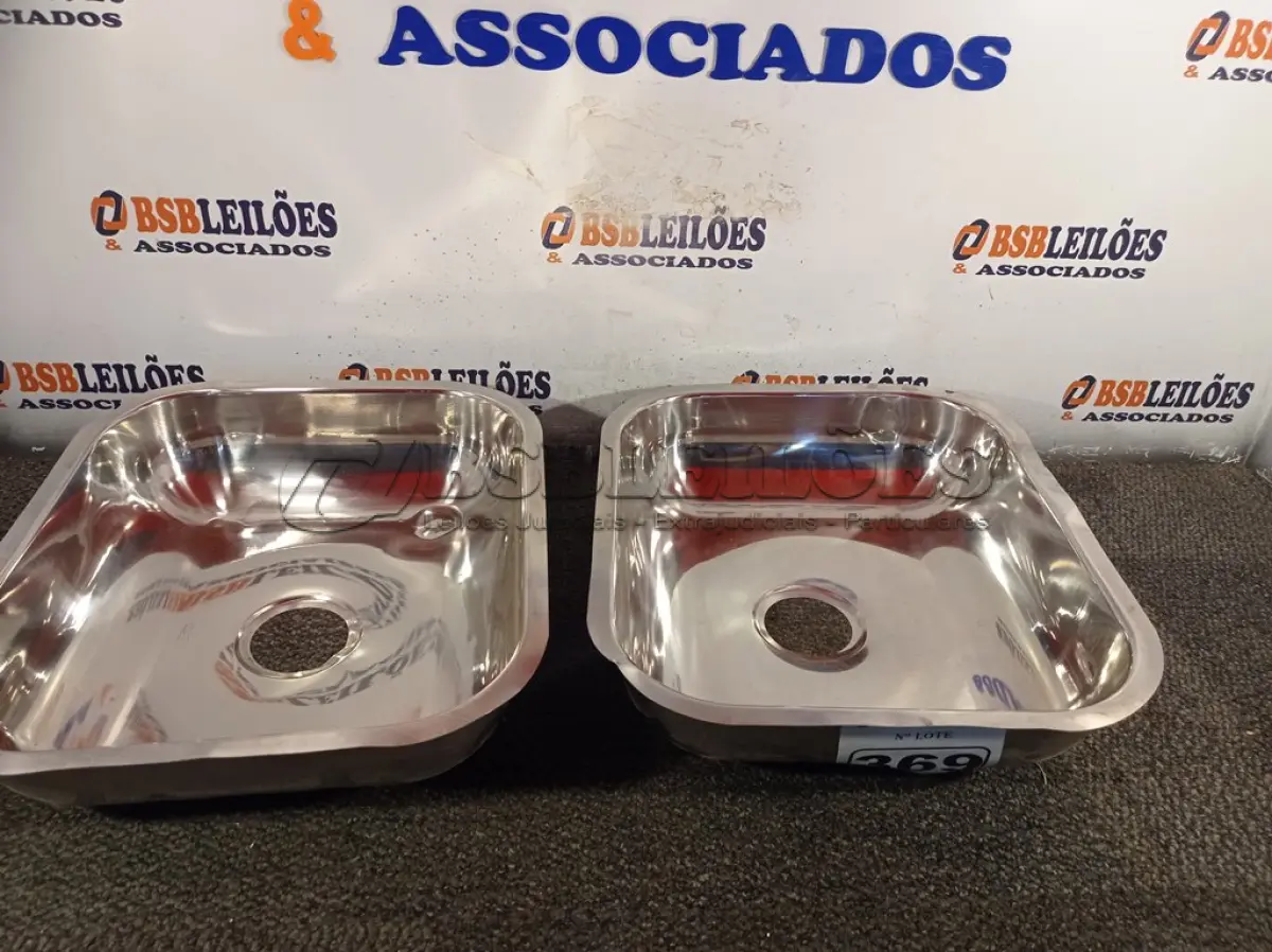 LOTE 369 - 02 CUBAS RASAS PARA PIA EM INOX 40X34X11CM. (NO ESTADO) ATENÇÃO! FAZER A VISITAÇÃO ANTES DE ARREMATAR, NÃO SABEMOS SE FUNCIONA. LEILÃO NÃO TEM GARANTIA E NEM DEVOLUÇÃO, SUJEITO A POSSÍVEIS AVARIAS VISÍVEIS/OCULTAS E/OU AUSÊNCIA DE COMPONENTES.