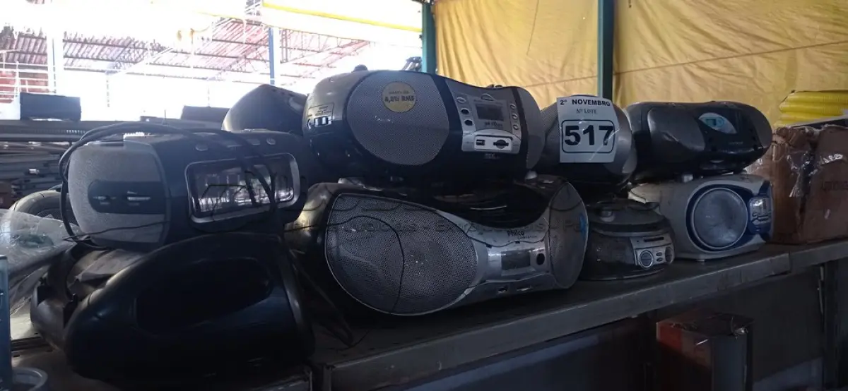 LOTE 517 - 01 LOTE COM VÁRIOS APARELHOS DE SOM MARCAS E MODELOS DIVERSOS. (NO ESTADO) ATENÇÃO! FAZER A VISITAÇÃO ANTES DE ARREMATAR, NÃO SABEMOS SE FUNCIONA. LEILÃO NÃO TEM GARANTIA E NEM DEVOLUÇÃO, SUJEITO A POSSÍVEIS AVARIAS VISÍVEIS/OCULTAS E/OU AUSÊNCIA DE COMPONENTES.