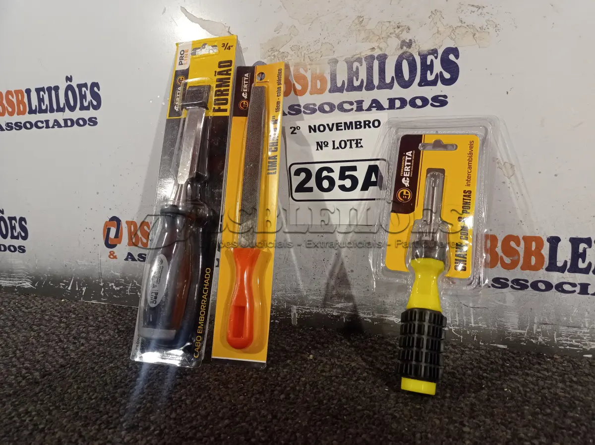 LOTE 265 - 01 FORMÃO, 01 LIMA CHATA 6” E 01 CHAVE COM 06 PONTAS INTERCAMBIÁVEIS. (NO ESTADO) ATENÇÃO! FAZER A VISITAÇÃO ANTES DE ARREMATAR, NÃO SABEMOS SE FUNCIONA. LEILÃO NÃO TEM GARANTIA E NEM DEVOLUÇÃO, SUJEITO A POSSÍVEIS AVARIAS VISÍVEIS/OCULTAS E/OU AUSÊNCIA DE COMPONENTES.