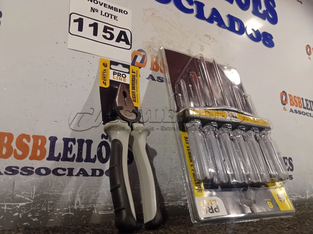 LOTE 115 - 01 KIT DE CHAVES FENDA/PHILIPS E 01 ALICATE UNIVERSAL 8”. (NO ESTADO) ATENÇÃO! FAZER A VISITAÇÃO ANTES DE ARREMATAR, NÃO SABEMOS SE FUNCIONA. LEILÃO NÃO TEM GARANTIA E NEM DEVOLUÇÃO, SUJEITO A POSSÍVEIS AVARIAS VISÍVEIS/OCULTAS E/OU AUSÊNCIA DE COMPONENTES.