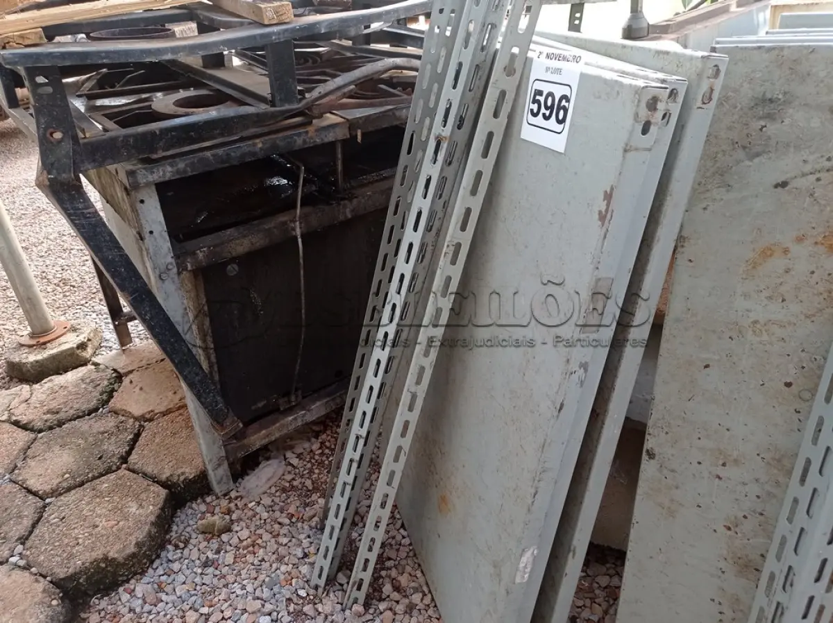 LOTE 596 - 01 ESTANTE DE FERRO DESMONTADA COM 04 PRATELEIRAS. (NO ESTADO) ATENÇÃO! FAZER A VISITAÇÃO ANTES DE ARREMATAR, NÃO SABEMOS SE FUNCIONA. LEILÃO NÃO TEM GARANTIA E NEM DEVOLUÇÃO, SUJEITO A POSSÍVEIS AVARIAS VISÍVEIS/OCULTAS E/OU AUSÊNCIA DE COMPONENTES.