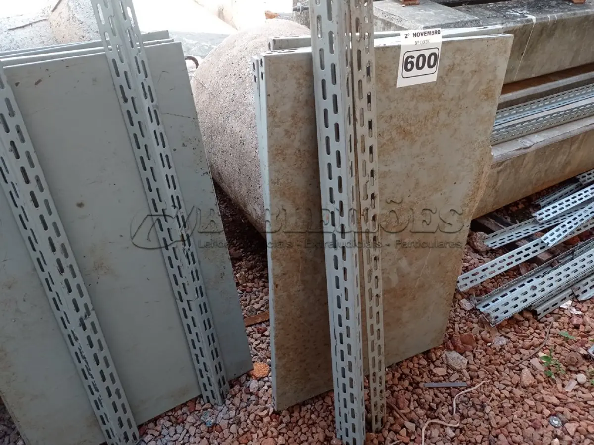 LOTE 600 - 01 ESTANTE DE FERRO DESMONTADA COM 04 PRATELEIRAS. (NO ESTADO) ATENÇÃO! FAZER A VISITAÇÃO ANTES DE ARREMATAR, NÃO SABEMOS SE FUNCIONA. LEILÃO NÃO TEM GARANTIA E NEM DEVOLUÇÃO, SUJEITO A POSSÍVEIS AVARIAS VISÍVEIS/OCULTAS E/OU AUSÊNCIA DE COMPONENTES.